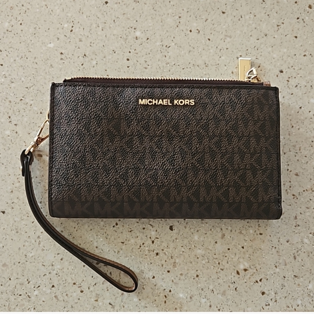 Jet Set Michael Kors Wristlet